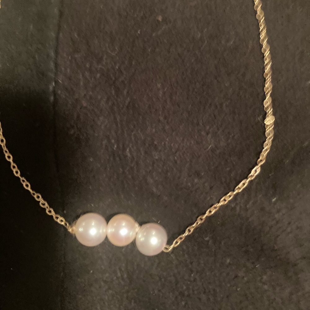 Beautiful (never worn) add a pearl necklace with 3 Cultured pearls